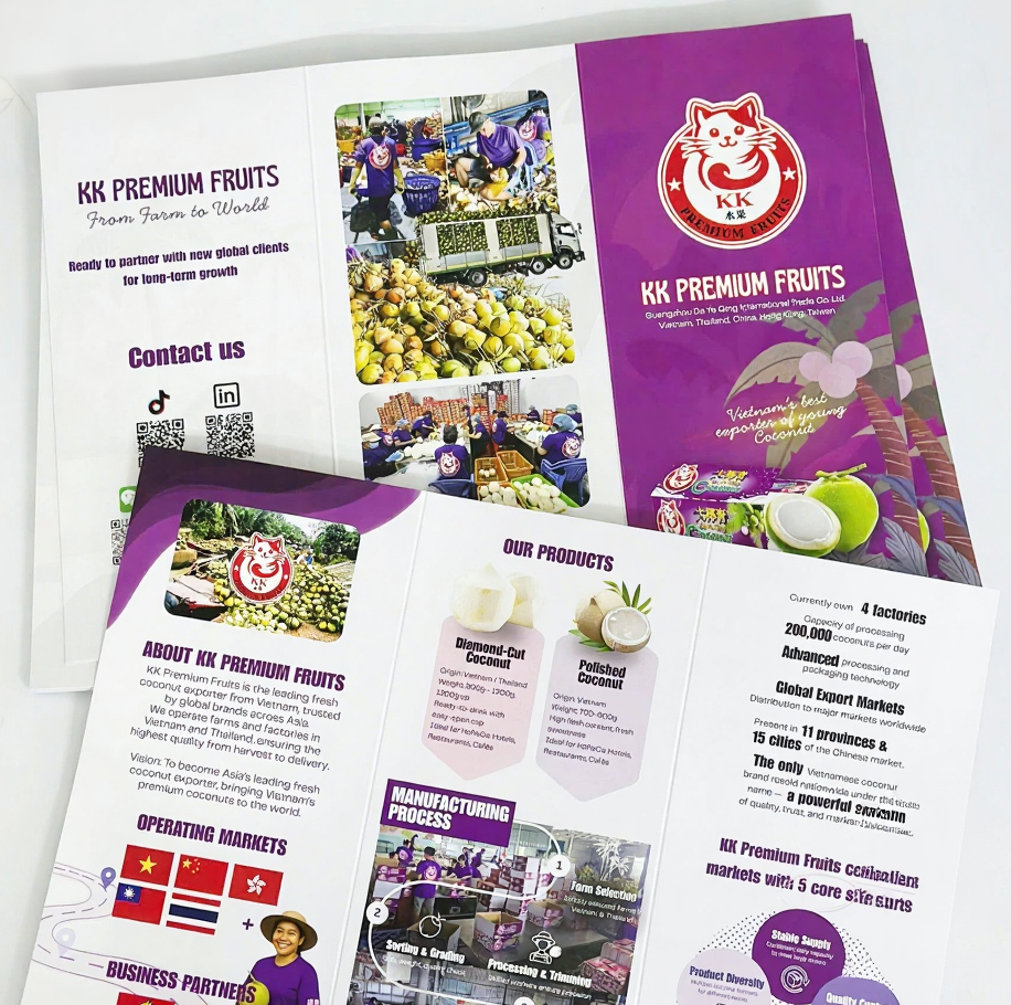 Nhân viên kiểm tra tờ rơi trước khi giao cho khách