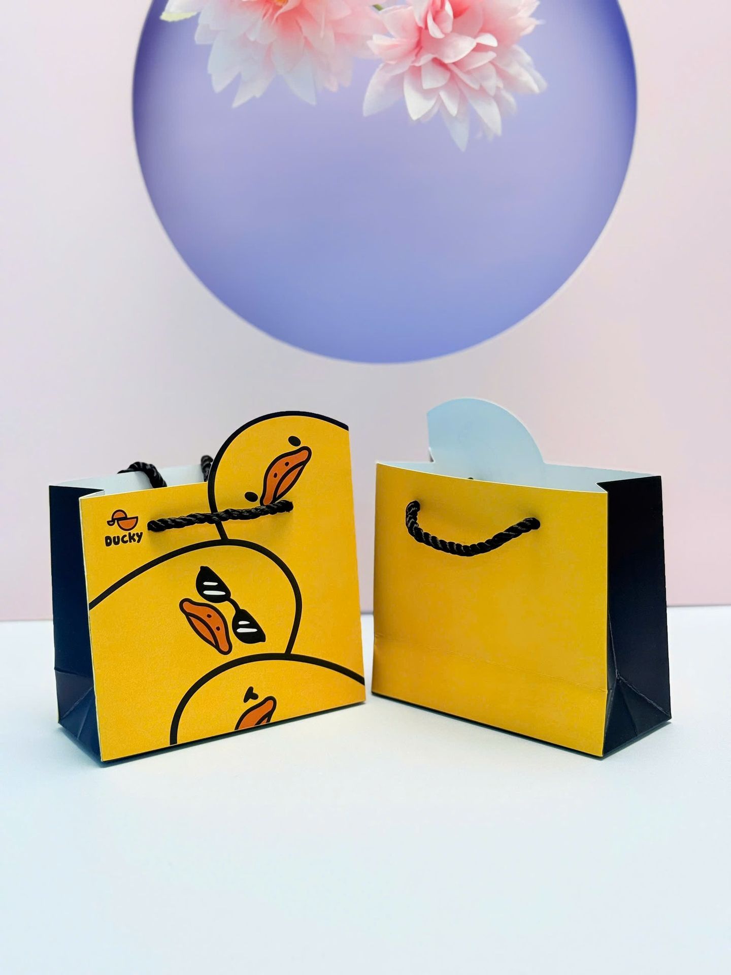 Túi giấy mini làm quà tặng với logo thương hiệu nổi bật.
