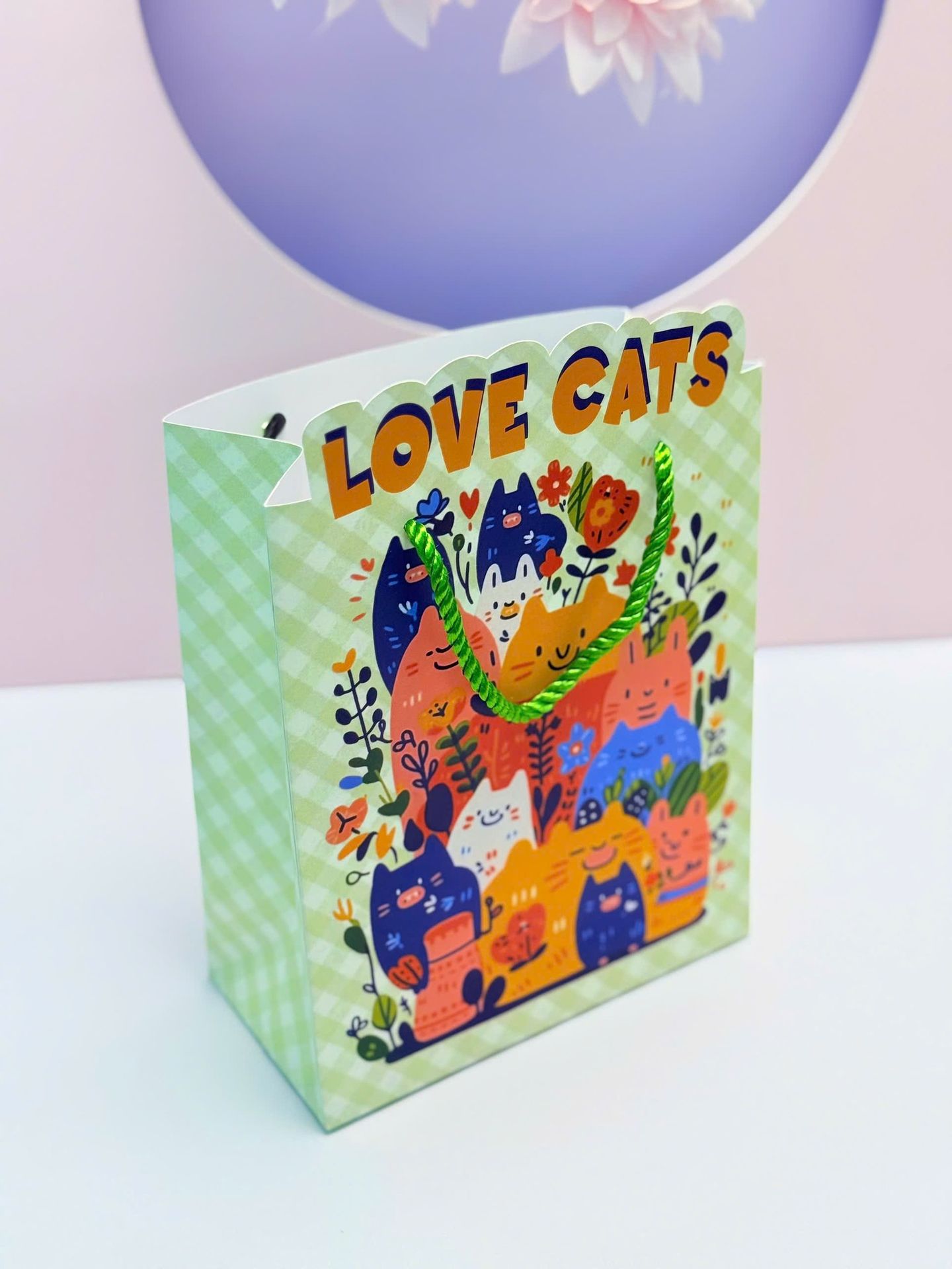 Túi giấy mini đựng phụ kiện nhỏ gọn và chắc chắn.