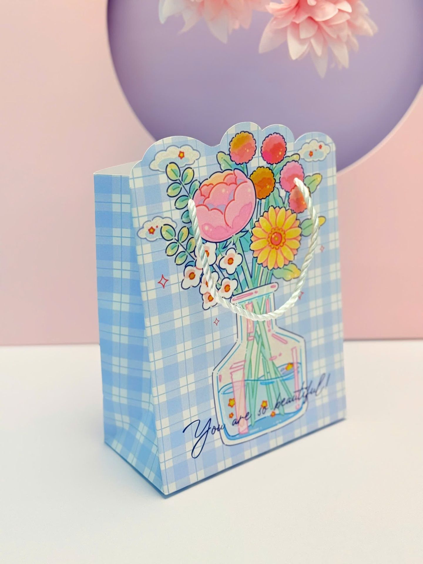 Mẫu túi giấy mini cao cấp có quai giấy xoắn.