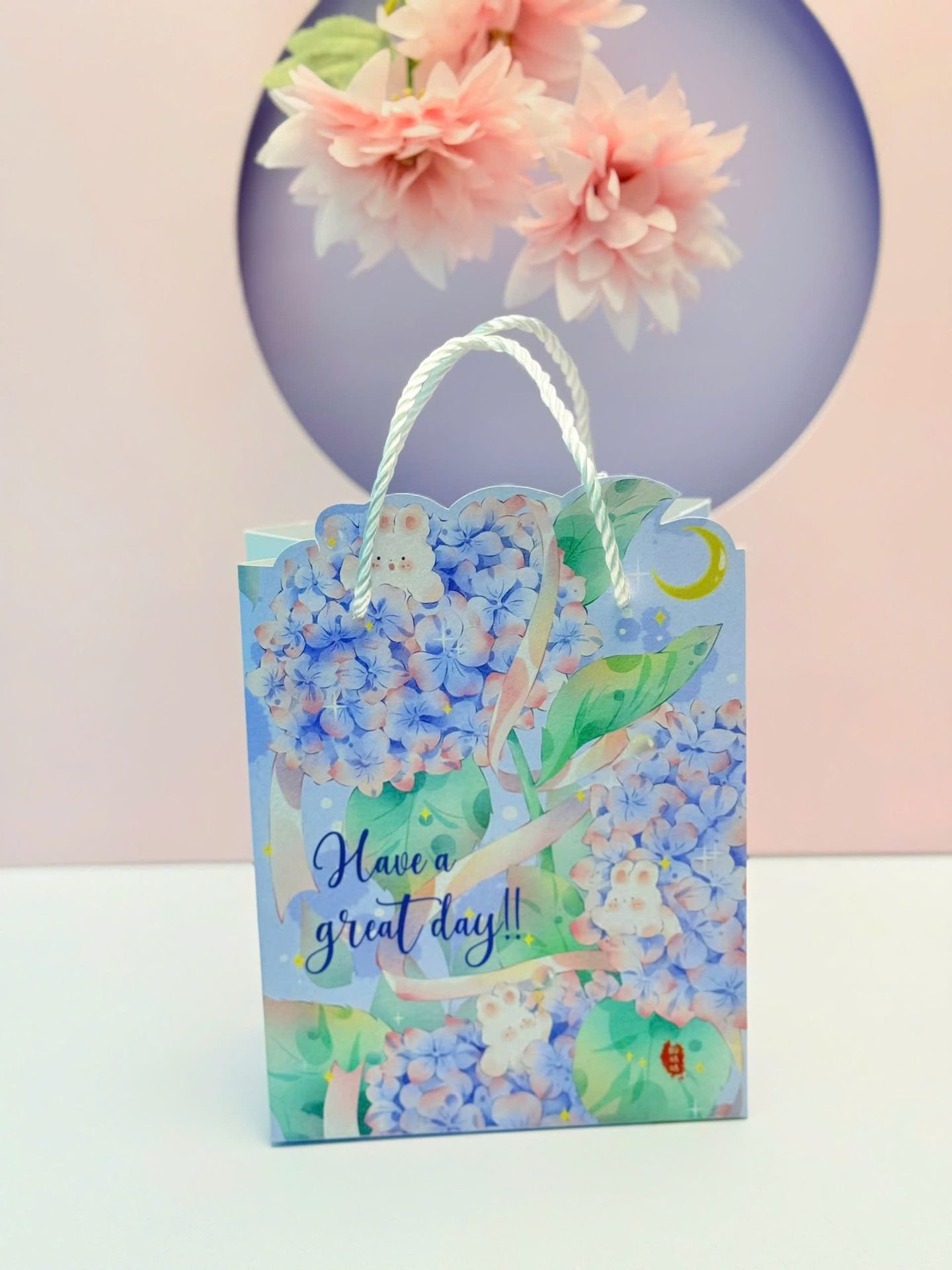 Mẫu túi giấy mini cao cấp có quai giấy xoắn.