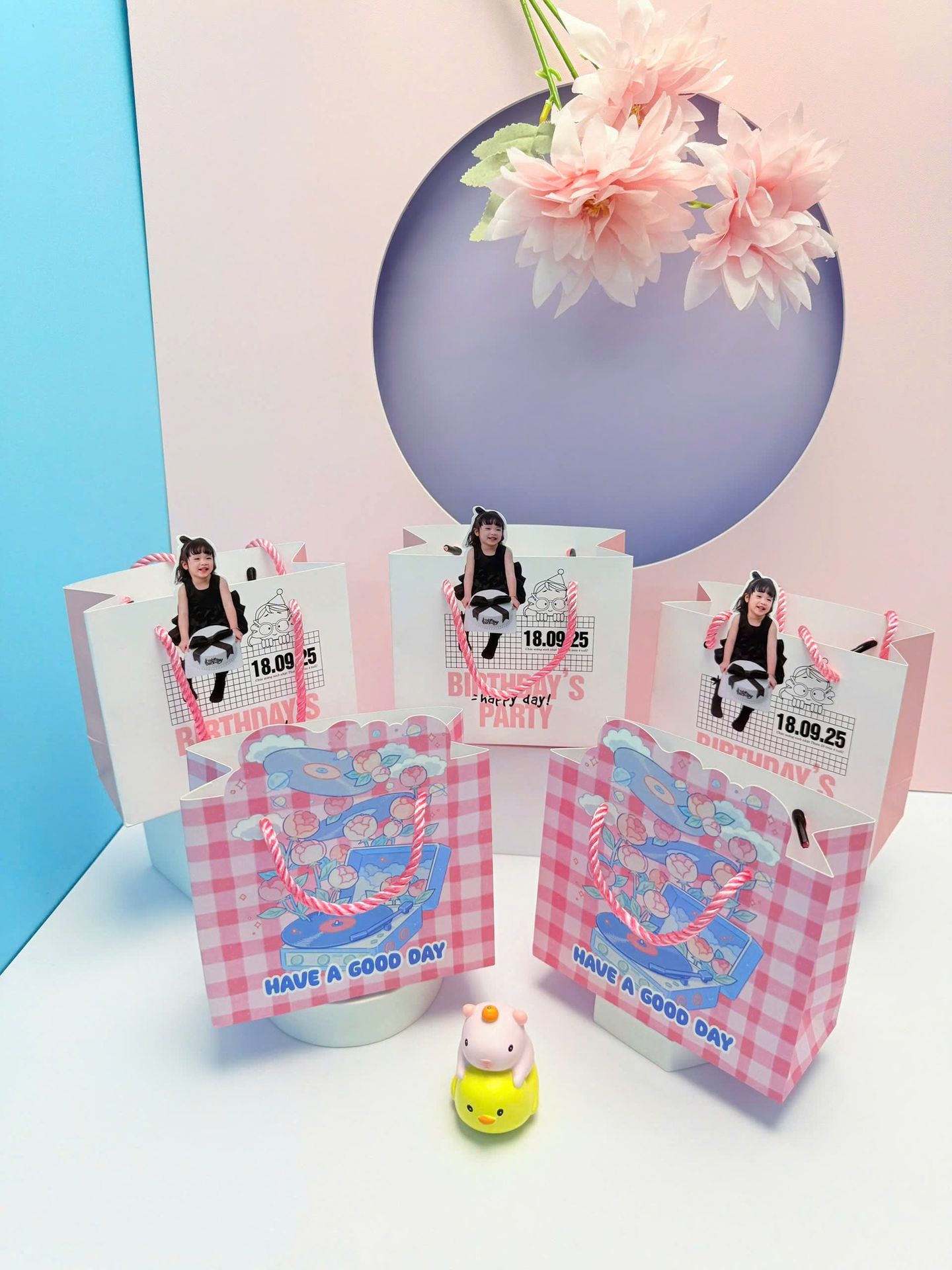 Thiết kế túi giấy mini sang trọng phong cách tối giản.