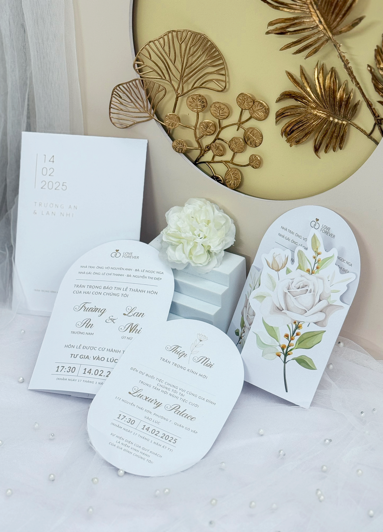 Mẫu thiệp cưới 3D hình trái tim nổi, chất liệu giấy cao cấp.